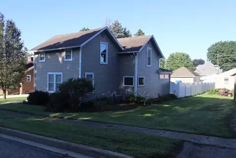 117 4th St, Walnut, IL 61376