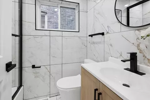Bath - 5624 N Mango Ave, Chicago, IL 60646 photo 1 of 1