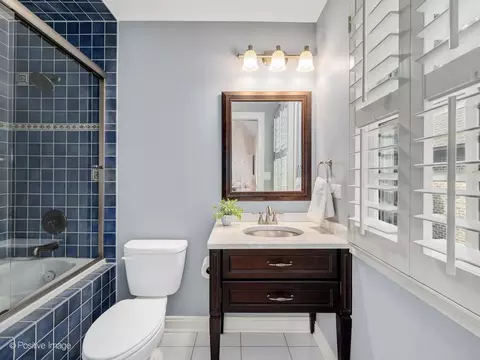 Bath - 302 E Wilson St, Elmhurst, IL 60126 photo 2 of 5