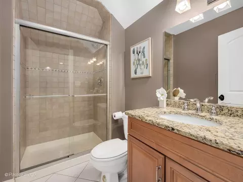 Bath - 302 E Wilson St, Elmhurst, IL 60126 photo 3 of 5