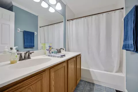 Bath - 2877 Sarah Ct, Elgin, IL 60124 photo 1 of 5