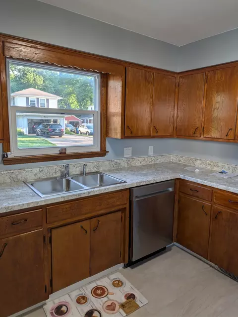Kitchen - 2505 23rd Avenue B Ave, Moline, IL 61265 photo 3 of 7