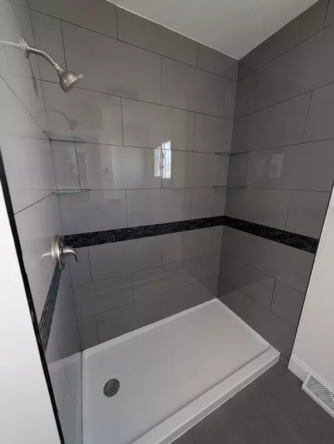 Bath - 2505 23rd Avenue B Ave, Moline, IL 61265 photo 3 of 9