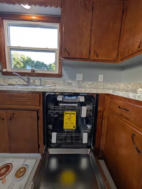 Kitchen - 2505 23rd Avenue B Ave, Moline, IL 61265 photo 5 of 7
