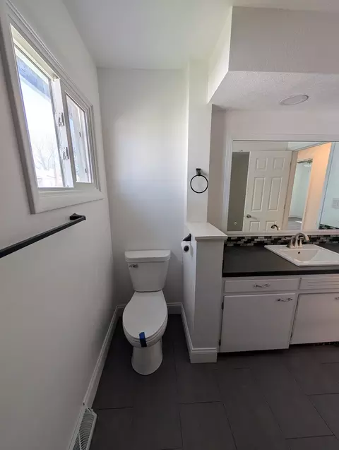 Bath - 2505 23rd Avenue B Ave, Moline, IL 61265 photo 5 of 9