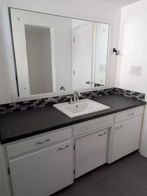 Bath - 2505 23rd Avenue B Ave, Moline, IL 61265 photo 6 of 9