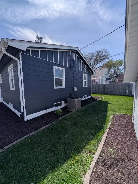 Exterior - 2505 23rd Avenue B Ave, Moline, IL 61265 photo 3 of 5