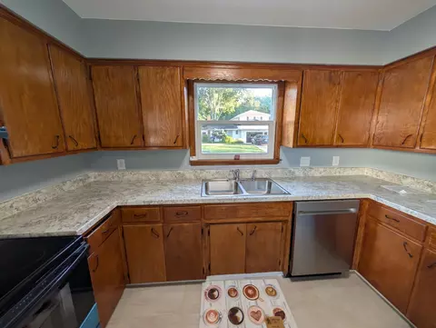 Kitchen - 2505 23rd Avenue B Ave, Moline, IL 61265 photo 4 of 7