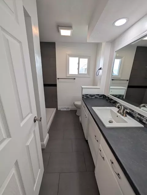 Bath - 2505 23rd Avenue B Ave, Moline, IL 61265 photo 2 of 9