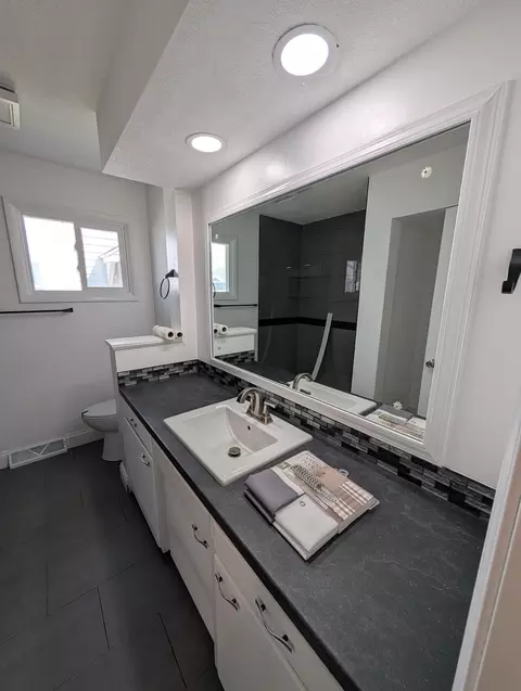 Bath - 2505 23rd Avenue B Ave, Moline, IL 61265 photo 1 of 9