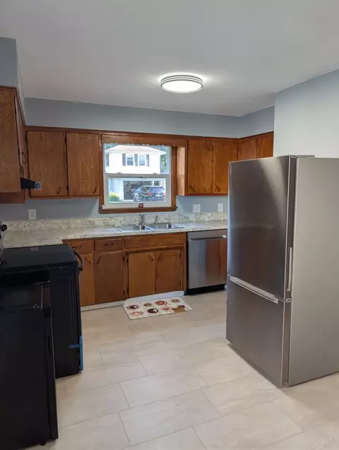 Kitchen - 2505 23rd Avenue B Ave, Moline, IL 61265 photo 2 of 7