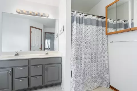 Bath - 5315 Sunmeadow Dr, Plainfield, IL 60586 photo 3 of 5