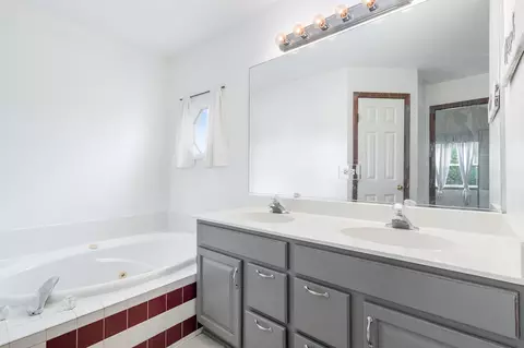 Bath - 5315 Sunmeadow Dr, Plainfield, IL 60586 photo 2 of 5