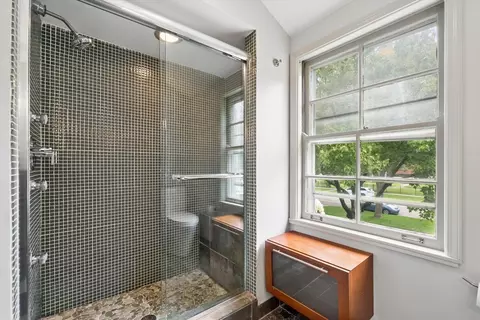 Bath - 1246 Franklin Ave, River Forest, IL 60305 photo 2 of 4