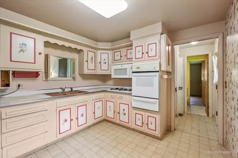 Kitchen - 933 Carol Ave, Elgin, IL 60123 photo 2 of 3