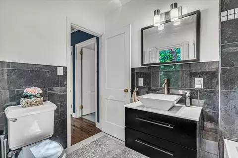 Bath - 110 14th Ave, Moline, IL 61265 photo 2 of 2