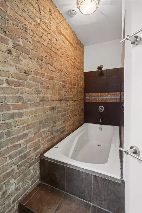 Bath - 1117 W Fry St #5, Chicago, IL 60642 photo 2 of 2