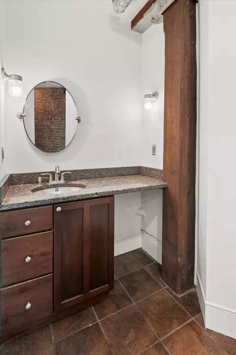 Bath - 1117 W Fry St #5, Chicago, IL 60642 photo 1 of 2