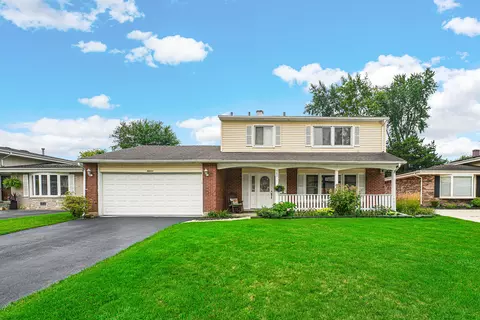 9031 Shady Dr, Hickory Hills, IL 60457