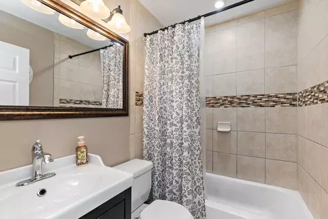 Bath - 17 Joslyn Dr, Elgin, IL 60120 photo 2 of 3