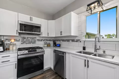 Kitchen - 17 Joslyn Dr, Elgin, IL 60120 photo 2 of 4