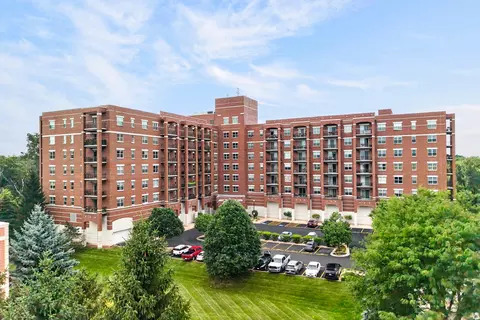 1700 Riverwoods Dr #706, Melrose Park, IL 60160