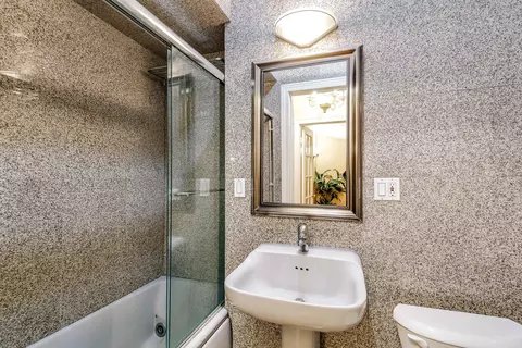 Bath - 57 E Cedar St, Chicago, IL 60611 photo 2 of 5