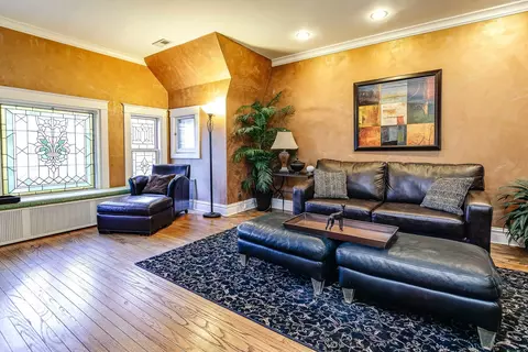 Living - 57 E Cedar St, Chicago, IL 60611 photo 10 of 13