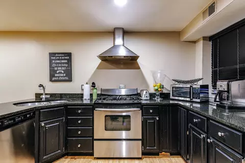 Kitchen - 57 E Cedar St, Chicago, IL 60611 photo 1 of 8