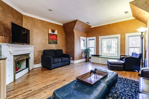 Living - 57 E Cedar St, Chicago, IL 60611 photo 11 of 13