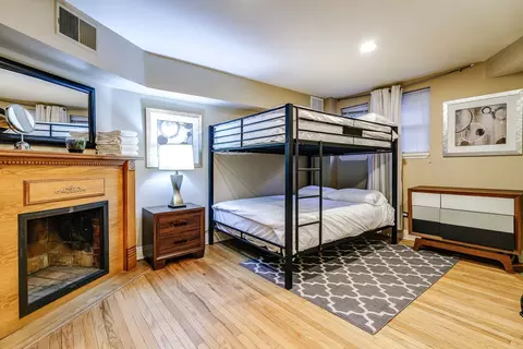 Bedroom - 57 E Cedar St, Chicago, IL 60611 photo 2 of 7