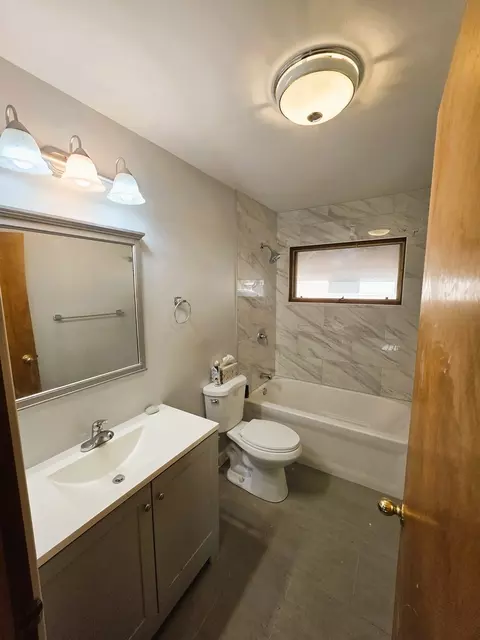 Bath - 16131 Hermitage Ave, Markham, IL 60428 photo 1 of 4