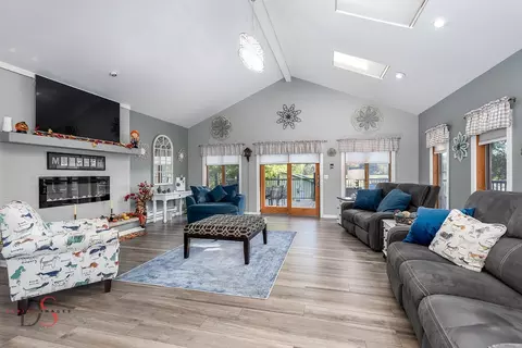 Living - 527 E Main St, Ottawa, IL 61350 photo 1 of 2