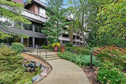 1409 Burr Oak Rd #310A, Hinsdale, IL 60521