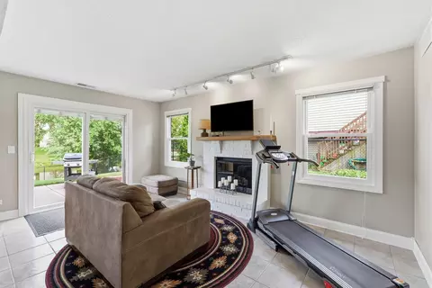 Living - 969 E Castlewood Ln, Bartlett, IL 60103 photo 4 of 5