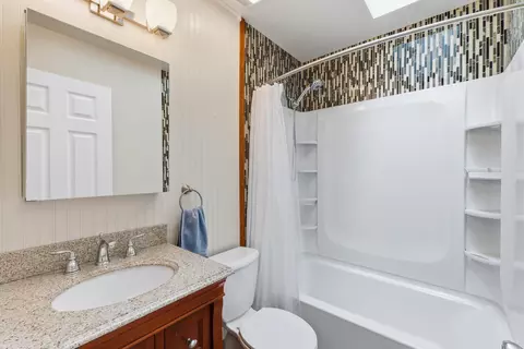 Bath - 969 E Castlewood Ln, Bartlett, IL 60103 photo 3 of 3