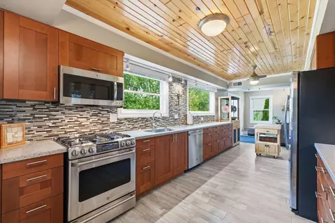 Kitchen - 969 E Castlewood Ln, Bartlett, IL 60103 photo 2 of 5