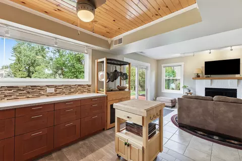 Kitchen - 969 E Castlewood Ln, Bartlett, IL 60103 photo 5 of 5