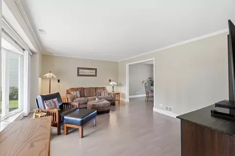 Living - 969 E Castlewood Ln, Bartlett, IL 60103 photo 1 of 5