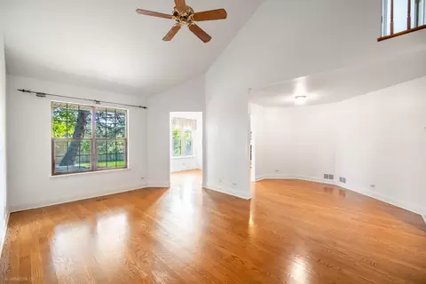 Living - 625 Sutton Ct, Wheeling, IL 60090 photo 3 of 4