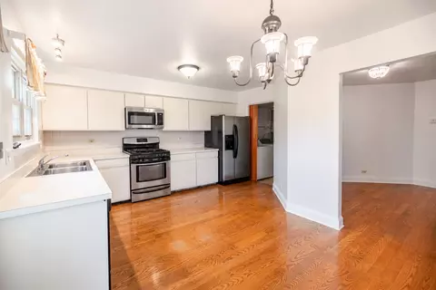 Kitchen - 625 Sutton Ct, Wheeling, IL 60090 photo 4 of 4