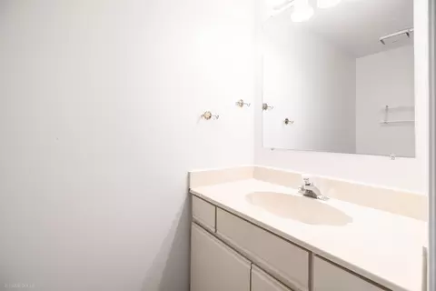 Bath - 625 Sutton Ct, Wheeling, IL 60090 photo 1 of 4