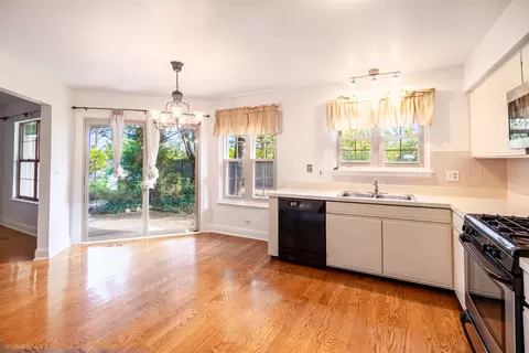 Kitchen - 625 Sutton Ct, Wheeling, IL 60090 photo 2 of 4