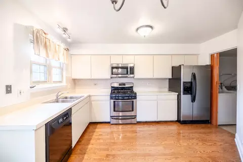 Kitchen - 625 Sutton Ct, Wheeling, IL 60090 photo 3 of 4