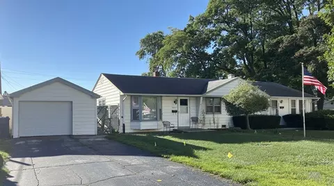 8957 S Main St, Hometown, IL 60456