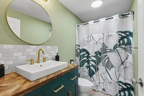 Bath - 652 E Summer St, Paxton, IL 60957 photo 1 of 2