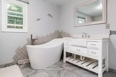 Bath - 11371 Havenswood Rd, Roscoe, IL 61073 photo 1 of 4