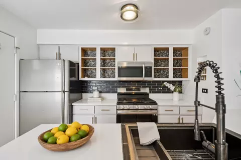 Kitchen - 1007 E 61st St, Chicago, IL 60637 photo 3 of 4