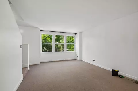 Living - 1007 E 61st St, Chicago, IL 60637 photo 1 of 9