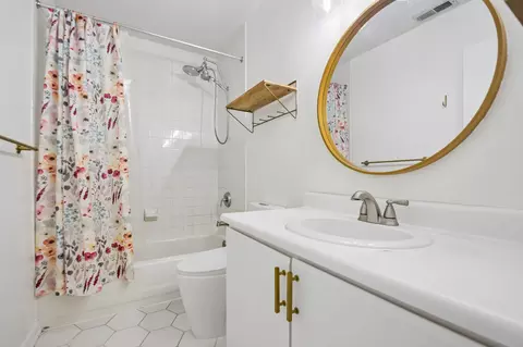 Bath - 1007 E 61st St, Chicago, IL 60637 photo 1 of 3